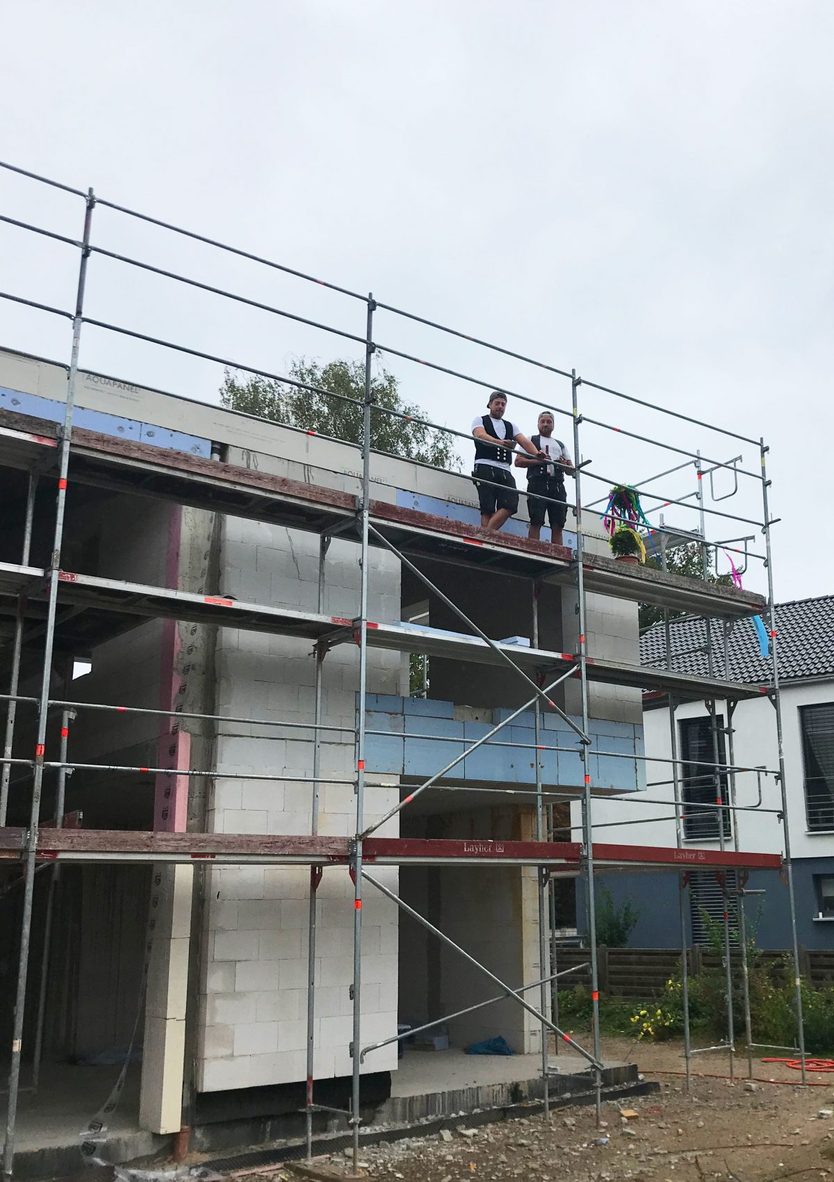 Das Bermüller+Niemeyer Team vor Ort auf der Baustelle für das Richtfest von Haus SCN.