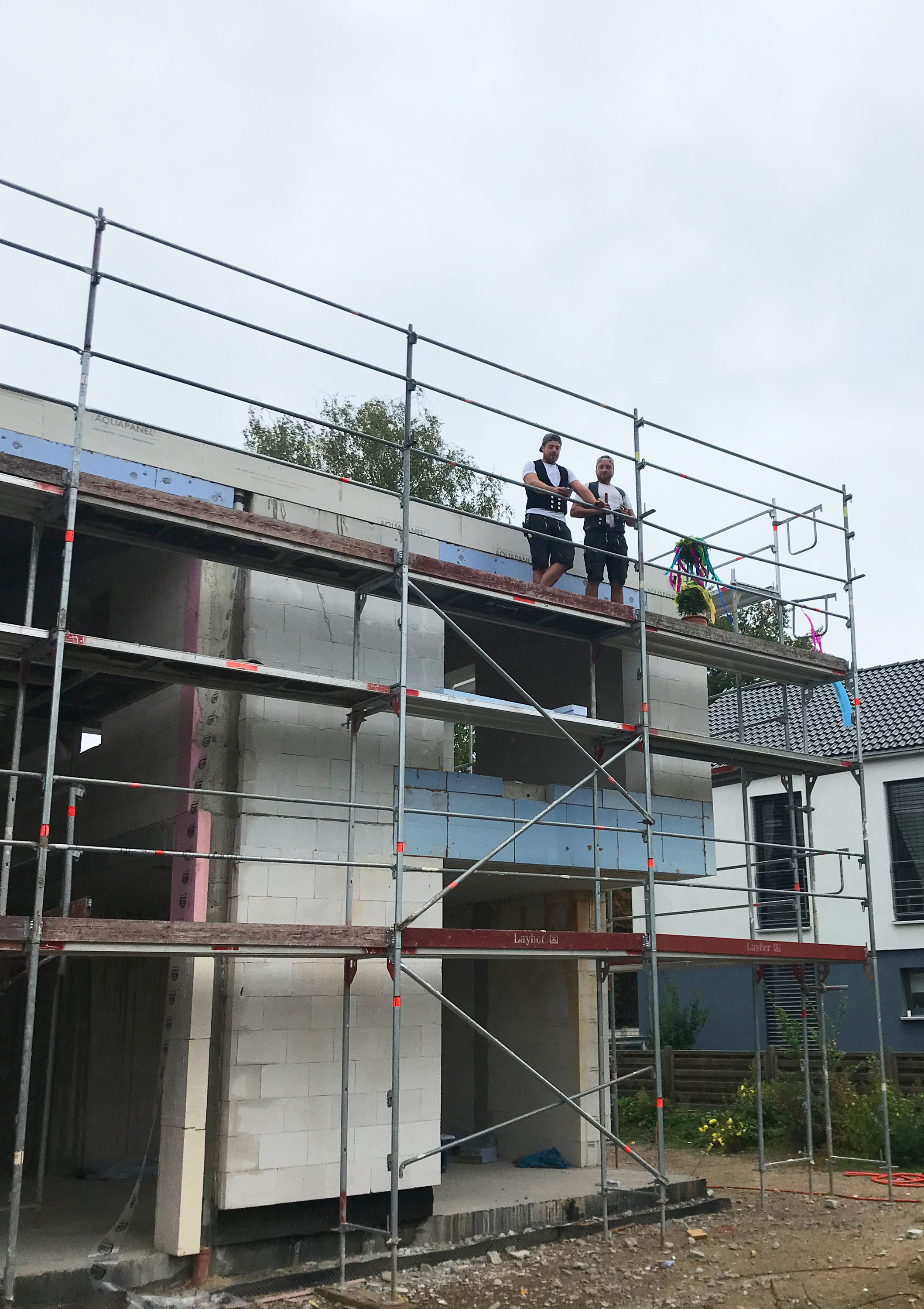 Das Bermüller+Niemeyer Team vor Ort auf der Baustelle für das Richtfest von Haus SCN.