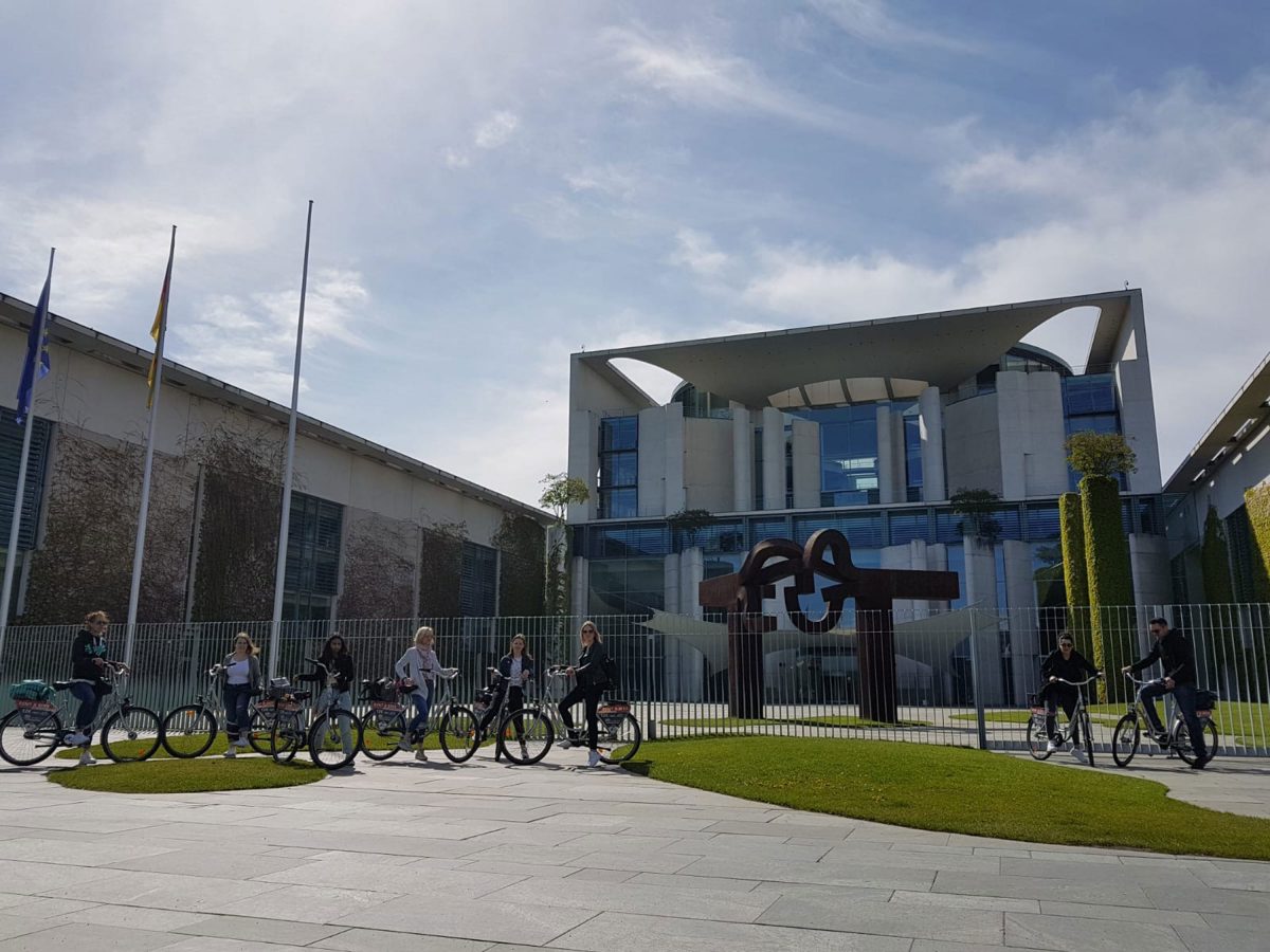 Das Team von Bermüller+Niemeyer Architekturwerkstatt auf Radtour durch Berlin.