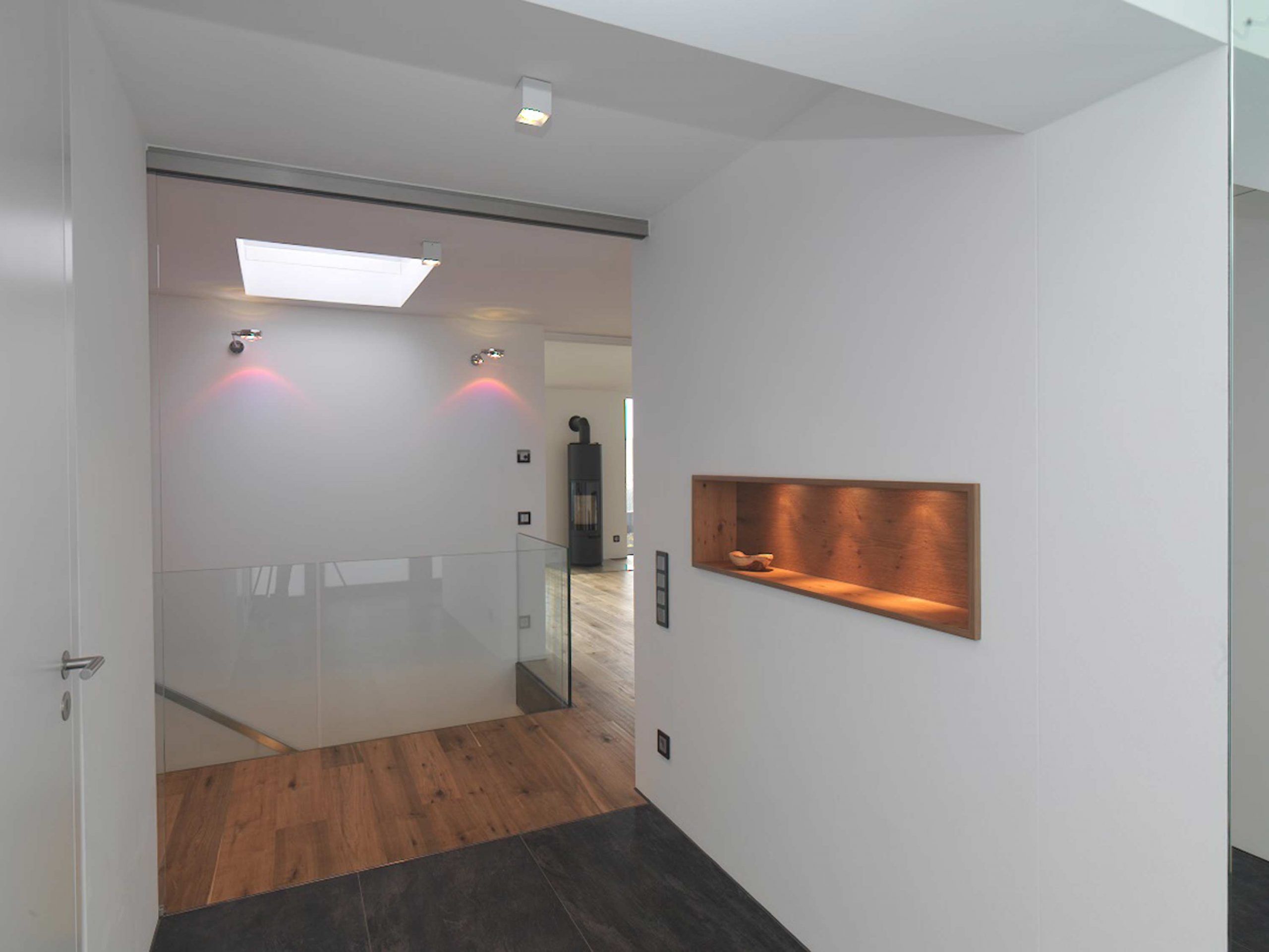 Der Eingangsbereich mit integrierter Wandablage im Einfamilienhaus 