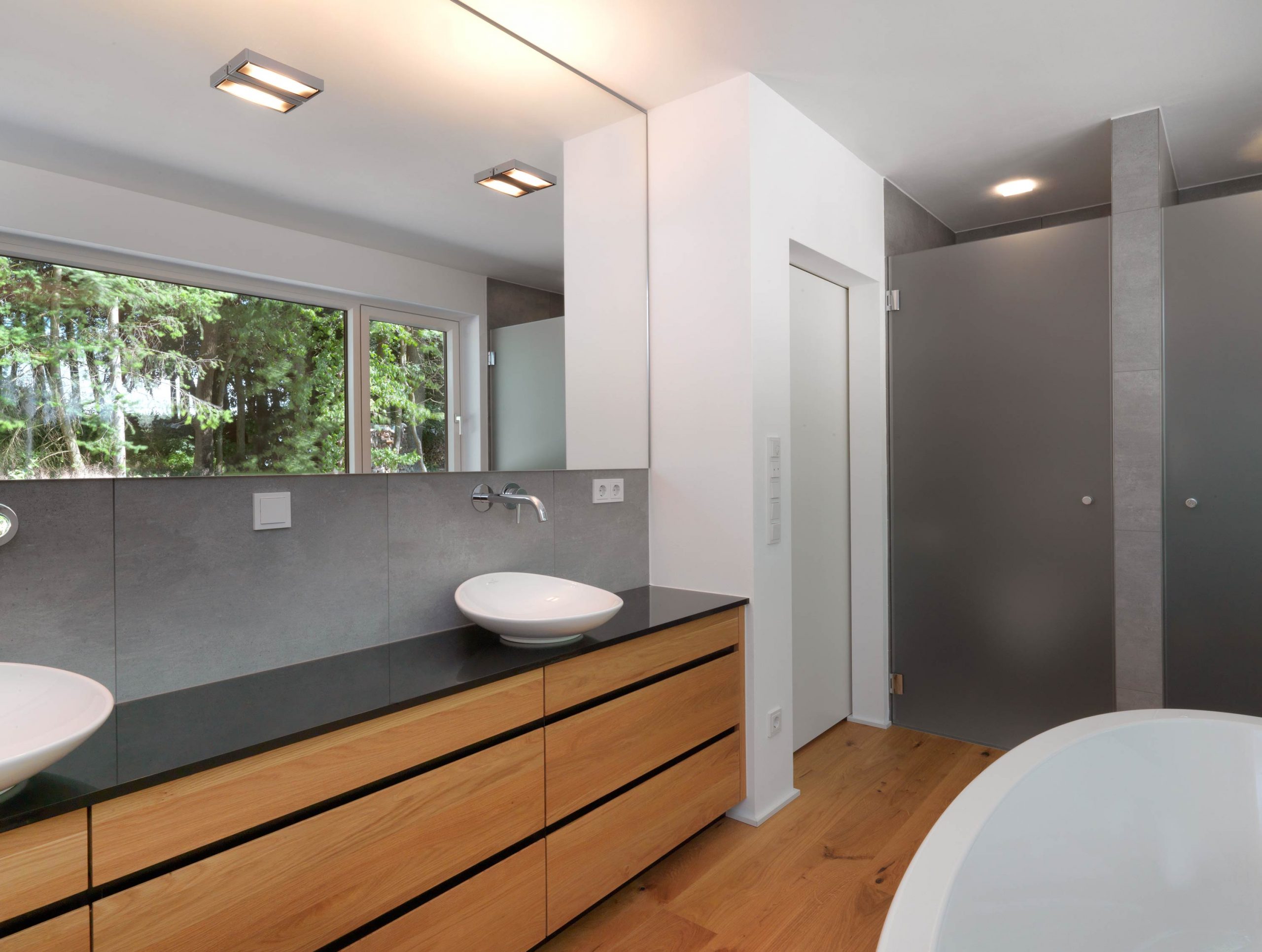 Blick auf den Waschtisch mit Aufsatzwaschbecken im Einfamilienhaus 