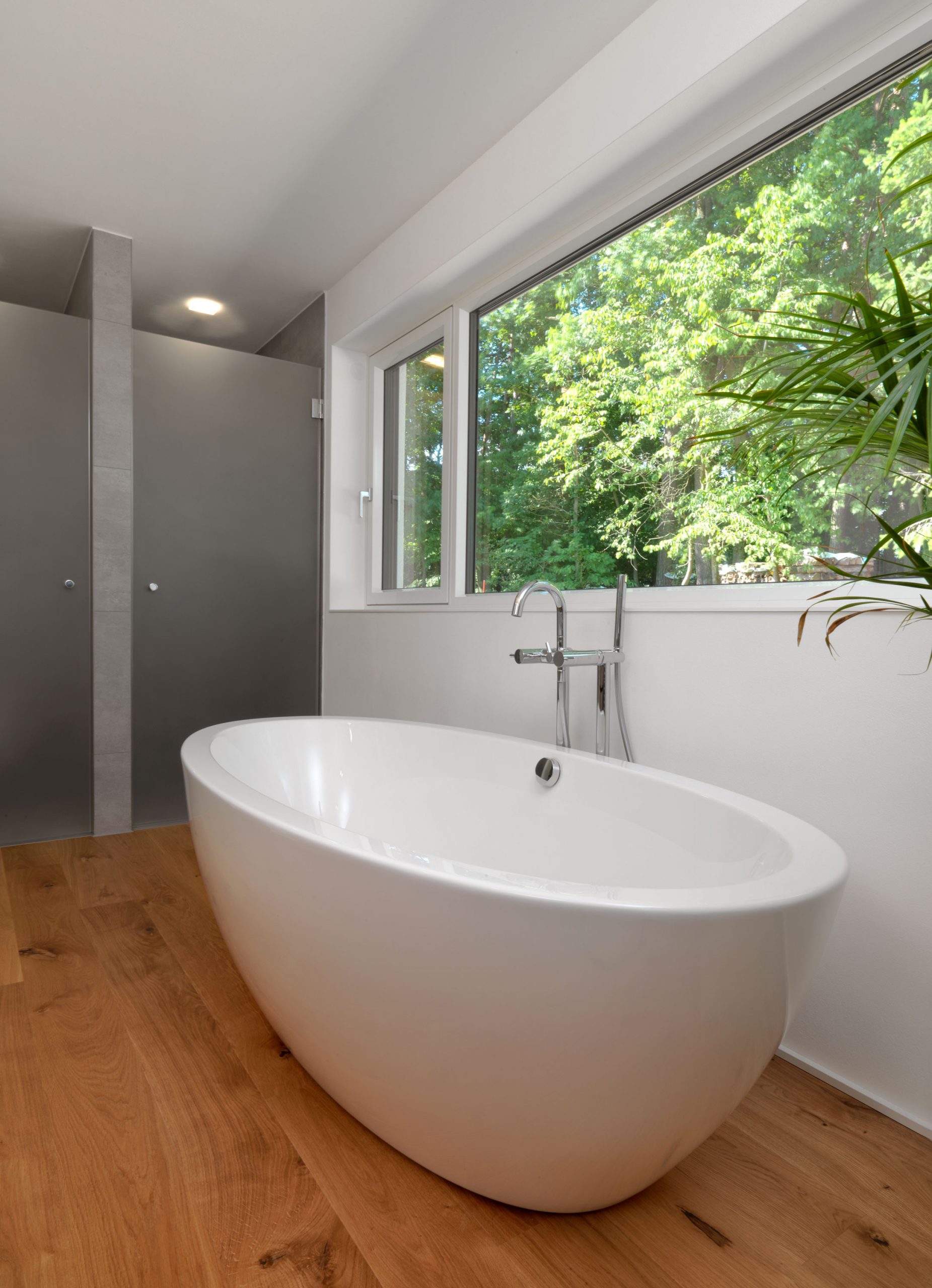 Die freistehende Badewanne im Haus MLR mit Blick ins Gruene.