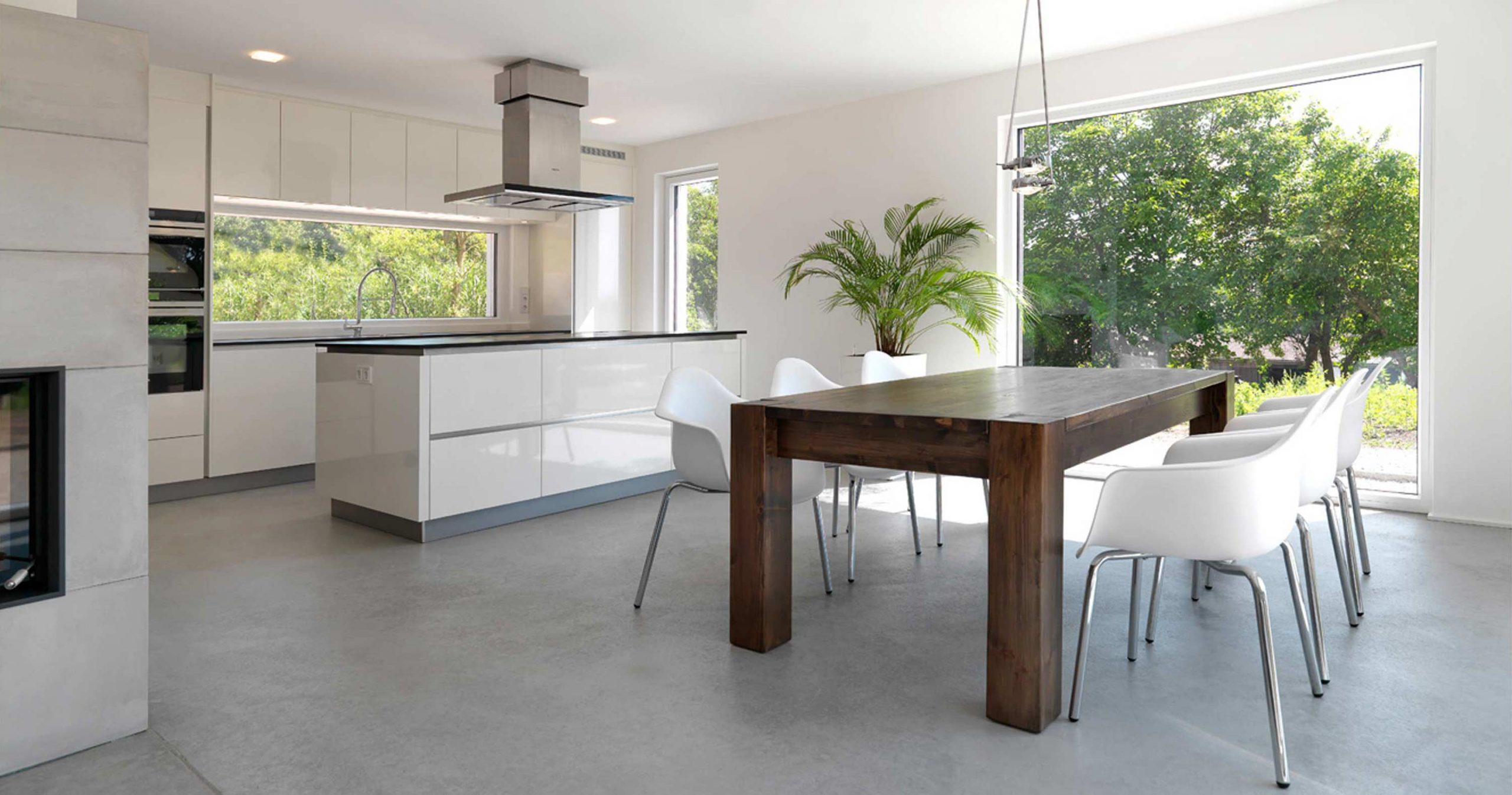 Der Ess- und Kochbereich mit separater Kochinsel im Einfamilienhaus 