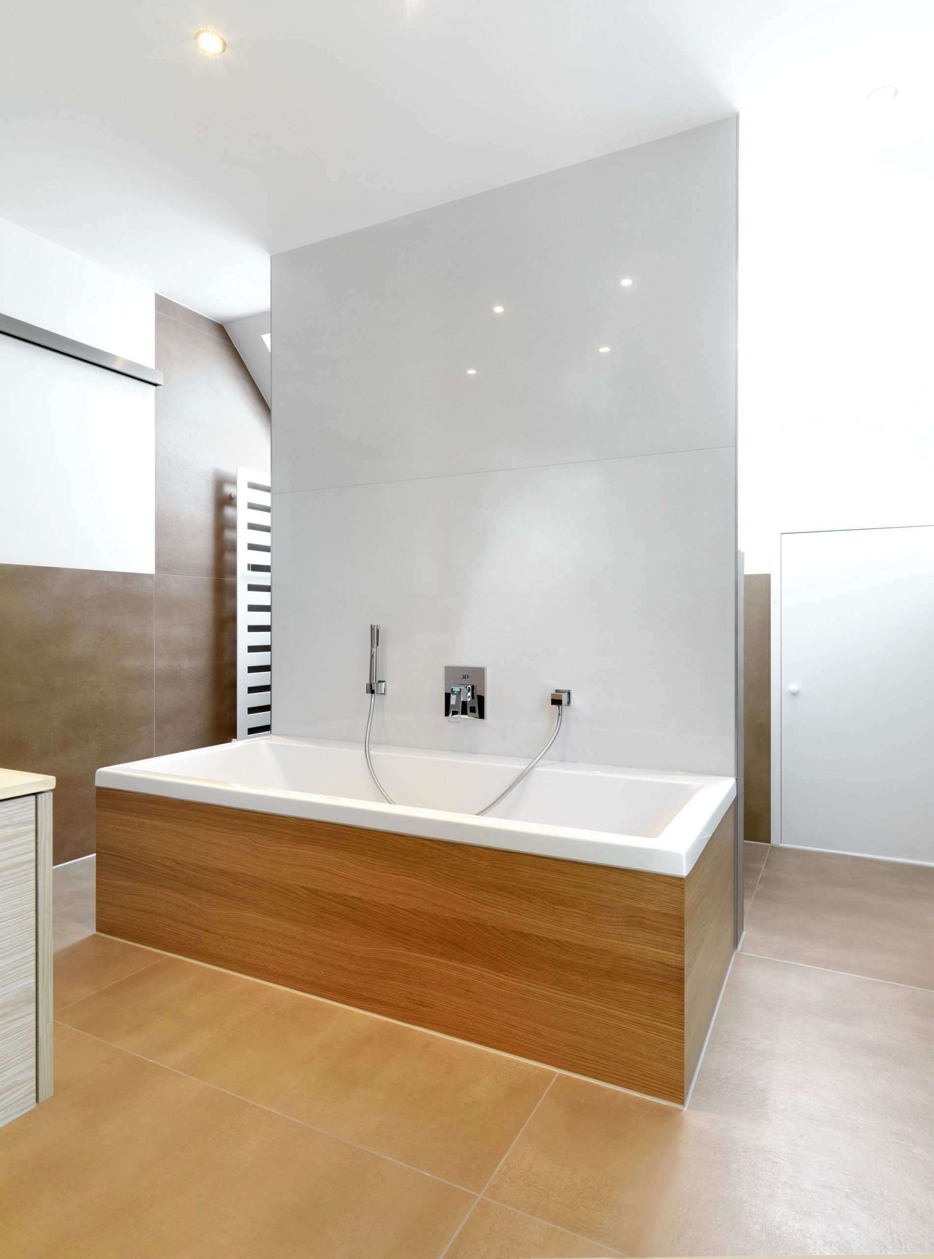 Die Badewanne im Haus RSO als Raumtrenner vor dem Dusch- und WC-Bereich.