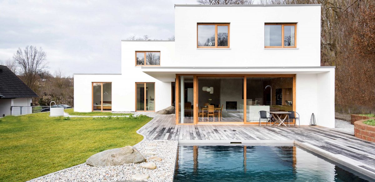 Blick auf den Pool und die Terrasse vom Einfamilienhaus 