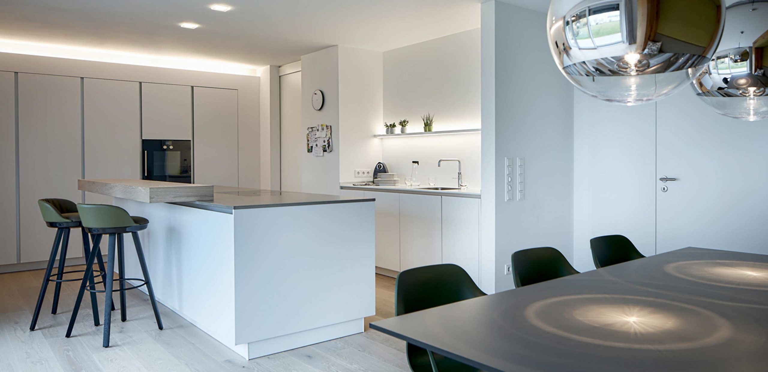 Blick auf die gesamte Kueche mit Kuecheninsel in der Villa 