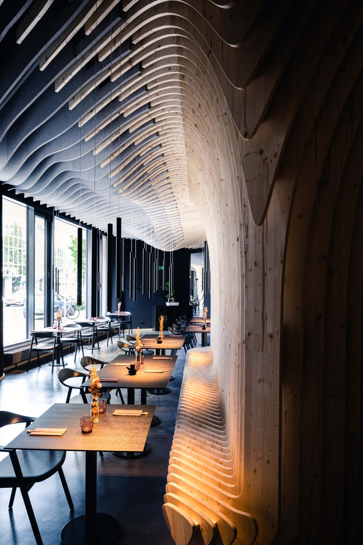 Der Gastraum des Restaurants Fuji Yama in Nürnberg entworfen von der Bermüller+Niemeyer Architekturwerkstatt aus Nürnberg.