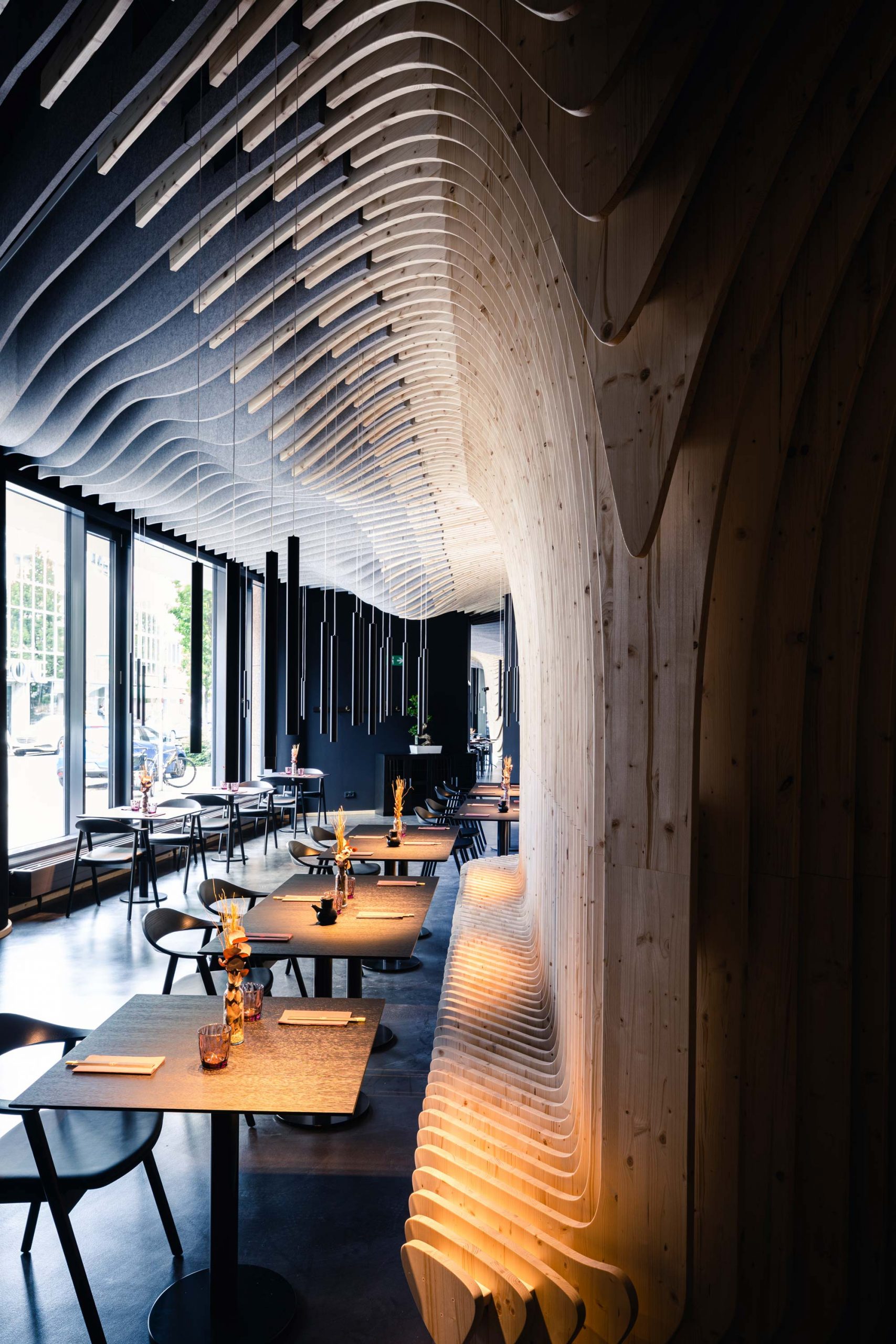 Der Gastraum des Restaurants Fuji Yama in Nürnberg entworfen von der Bermüller+Niemeyer Architekturwerkstatt aus Nürnberg.