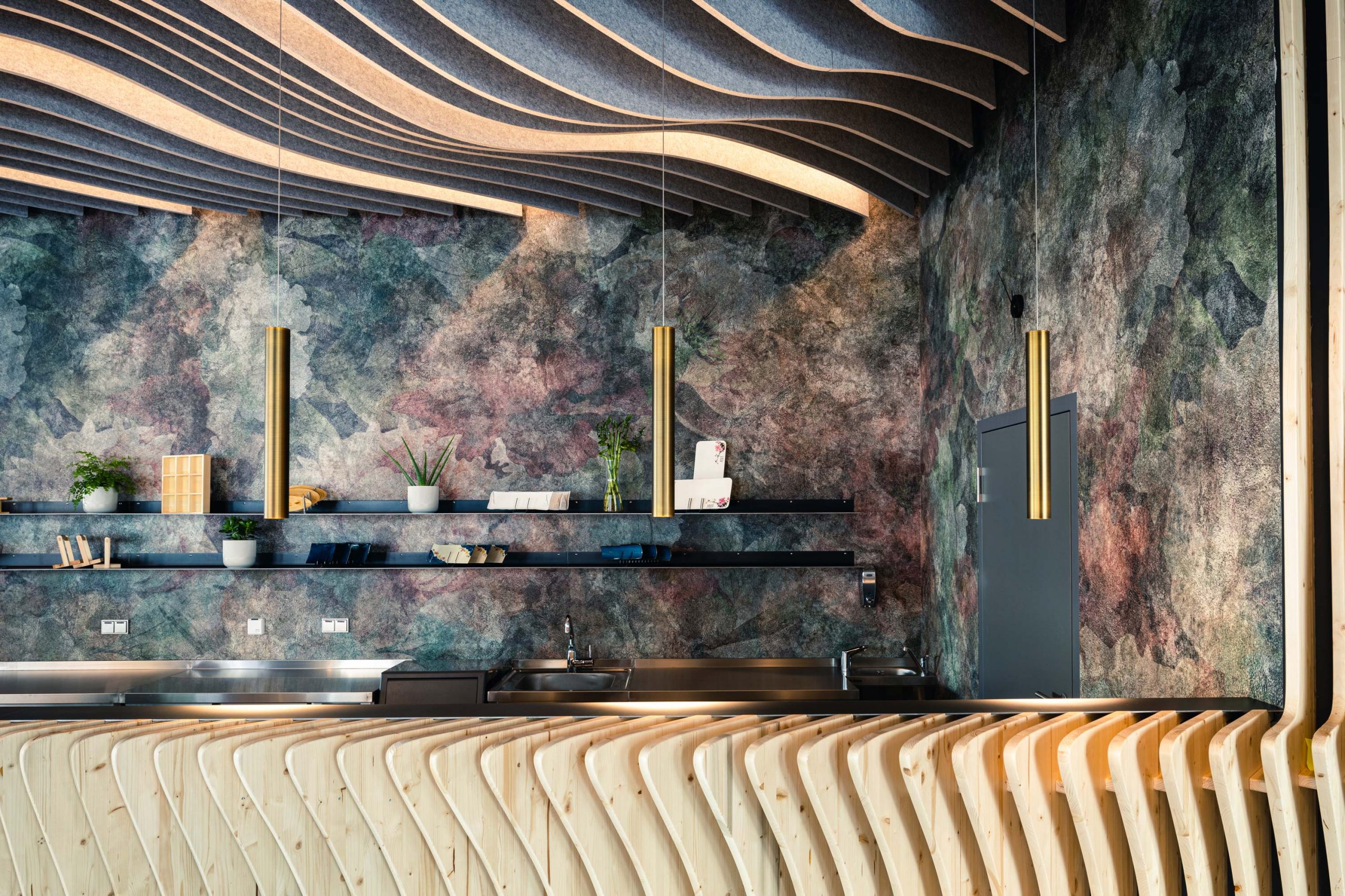 Die Sushi-Bar des Restaurants Fuji Yama in Nürnberg entworfen von der Bermüller+Niemeyer Architekturwerkstatt aus Nürnberg.