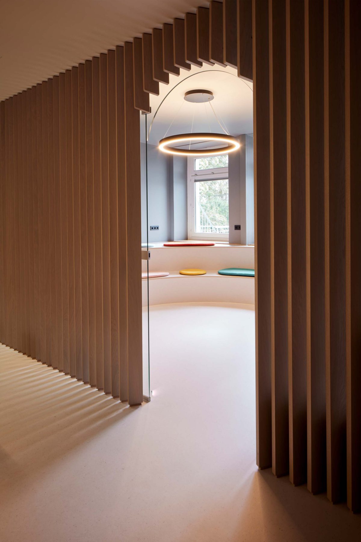 Wartezimmer in der Praxis für Kinderchirurgie. Entworfen von der Bermüller+Niemeyer Architekturwerkstatt aus Nürnberg.
